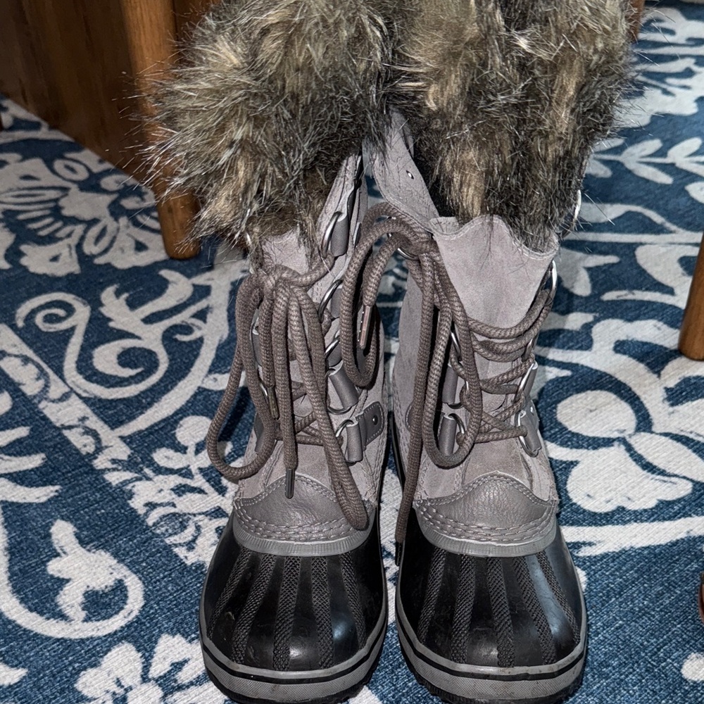 Sorel Women's Gray and Black Winter Boots